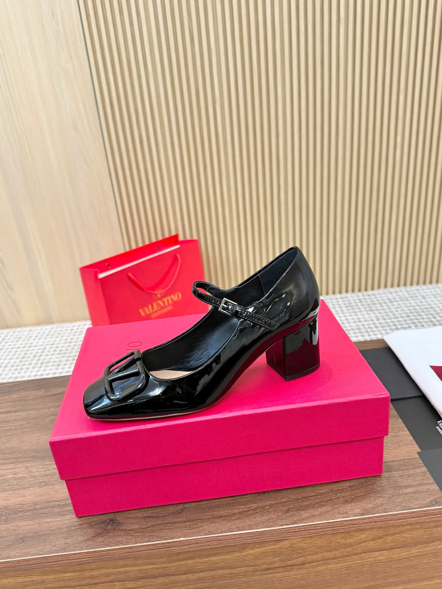 👟👟Ex-factory price 460👟👟 Genuine leather sole + 40 Valentino. Large v-buckle sandals ㊙️Latest series of counters Authentic grade version with perfect details. Authentic products are made one to one. All details are consistent with genuine ones. The upper foot is very pedicure type. The key point is that it is very good and easy to control. It does not grind the feet and does not tire the feet. Walking artifact, exclusive mold opening. The highest version on the market. Fabric: imported mixed sheepskin, lining and foot pads are all sheepskin. Code number (34 to 42) Customized sizes 34 and 42 are non-refundable and non-exchangeable. Heel height: 7.5CM, rubber sole, leather sole +40